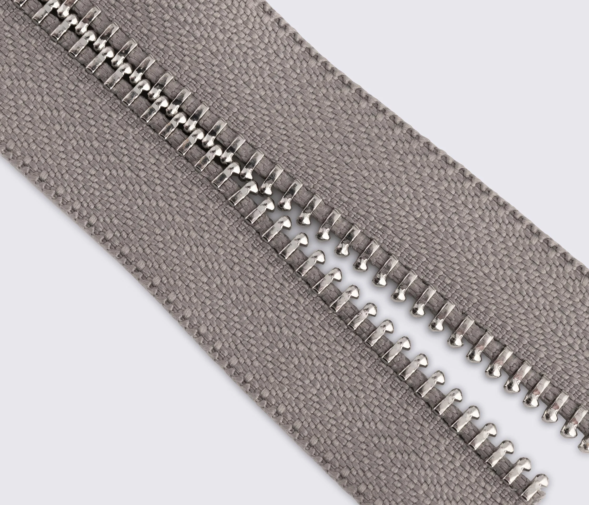 Кому стоит купить молнии YKK оптом