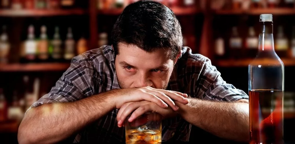 “Я впораюсь сам” – чому самолікування алкоголізму затягує залежність на роки